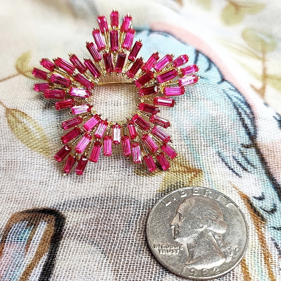 Hot Pink Gold Tone Contemporary Signed Unisex Baguette Rhinestone Brooch Pendant - Picture 3 of 8